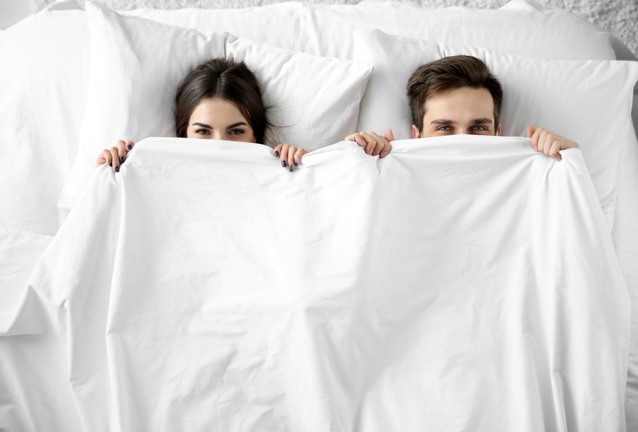 Bamboo vs Cotton Sheets: Which are Better &#038; Which Sleep Cooler?
