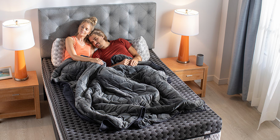 How to Choose a Weighted Blanket for Couples